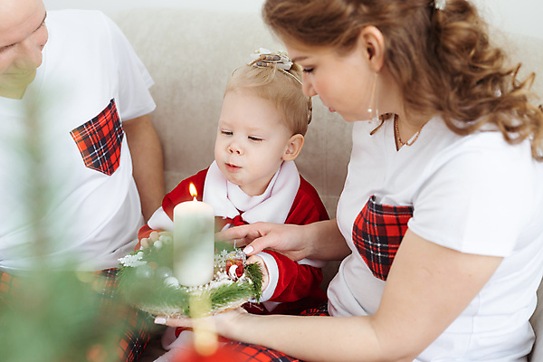 포토 JPG 해외이미지 백인 여자 남자 크리스마스 초 가족 휴가 들기 상반신 성인 앞모습 옆모습 세명 아기 불기 해외202309 해외포토 서양인 기념일 뷰포인트 관계 모션 사람 파일형식