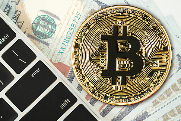 포토 JPG 해외이미지 컨셉 지폐 돈 비즈니스 사람없음 금융 경제 컴퓨터 달러 디지털 동전 키보드 네트워크 시장 황금 암호 구매 발굴 심볼 무역 투자 전자 가치 온라인 토막 수입 해외202309 해외포토 산업 전자제품 쇼핑 재산 파일형식