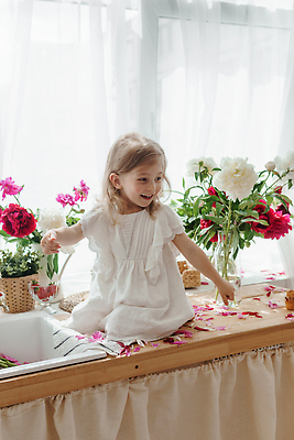 포토 JPG 해외이미지 전신 원피스 여자 꽃 행복 어린이 한명 옆모습 금발 꽃병 컵케이크 창가 싱크대 모란 소녀한명만 해외202309 해외포토 식물 1 헤어스타일 옷 감정 뷰포인트 창문 사람 케이크 개수대 여자한명만 소녀만 파일형식