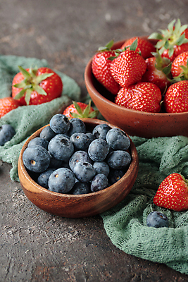 포토 JPG 해외이미지 열매 음식 다이어트 과일 딸기 디저트 건강 사람없음 빨간색 초록색 흰색 신선 달콤 맛 유기농 블루베리 내추럴 고립 숙성 맛있는 해외202309 해외포토 식물 웰빙 컬러 컨셉 파일형식