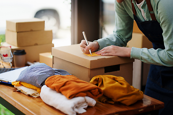 포토 JPG 해외이미지 옷 여자 포장 사업가 한명 상반신 성인 옆모습 기록 작업 비즈니스우먼 사장 택배상자 성인여자한명만 해외202309 해외포토 직업 1 뷰포인트 비즈니스 사람 상자 직장인 택배 여자한명만 성인여자만 파일형식