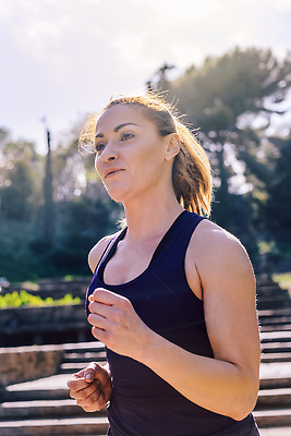 포토 JPG 해외이미지 백인 라이프스타일 공원 여자 행복 스포츠 모션 자연 아침 건강 한명 사람 성인 야외 초록색 여름 달리기 조깅 운동 햇빛 태양 뷰티 맑음 몸무게 숲 연습 달리기선수 해외202309 해외포토 주간 자연요소 서양인 1 계절 공공시설 감정 컬러 날씨 생활 생태계 육상선수 파일형식