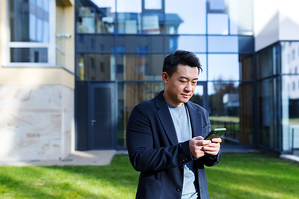 포토 JPG 해외이미지 남자 한명 들기 동양인 상반신 성인 야외 스마트폰 비즈니스맨 출장 성인남자한명만 해외202309 해외포토 1 비즈니스 모션 사람 인종 핸드폰 스마트기기 직장인 남자한명만 성인남자만 파일형식