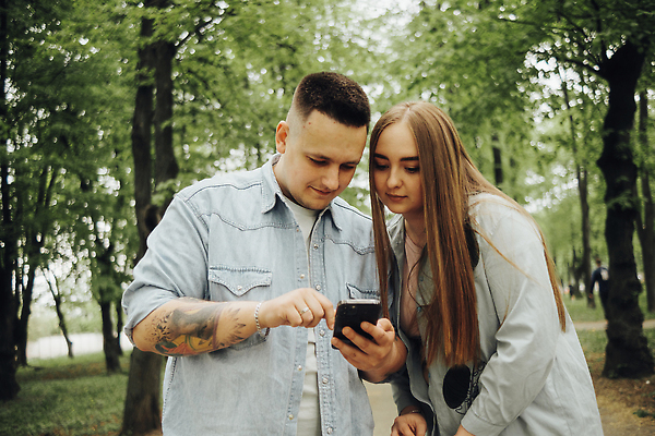 포토 JPG 해외이미지 백인 라이프스타일 커플 여자 남자 행복 셔츠 인터넷 관계 남편 함께함 사랑 성인 두명 초록색 스마트폰 태양 봄 기쁨 아내 날짜 승낙 비만 빨간머리 해외202309 해외포토 자연요소 서양인 헤어스타일 계절 감정 컬러 컨셉 상의 사람 생활 핸드폰 스마트기기 몸매 파일형식