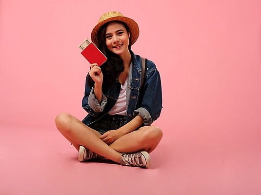 포토 JPG 해외이미지 모자 옷 여자 행복 여행 지폐 돈 가방 배낭 한국 실내 한명 미소 사람 동양인 여행객 일본 중국 재킷 청바지 자신감 여권 긍정 슛 백패커 해외202309 해외포토 1 잡화 감정 아시아 컨셉 바지 표정 인종 내부 외투 재산 파일형식