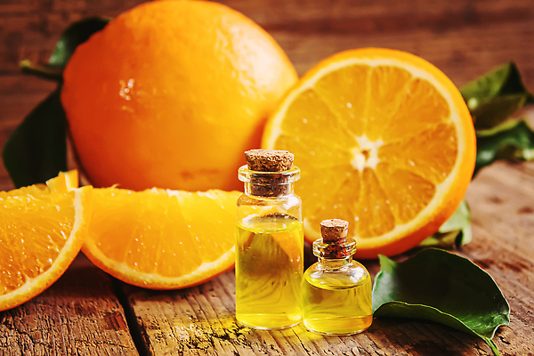 포토 JPG 해외이미지 오렌지 나뭇잎 근접촬영 사람없음 아웃포커스 주황색 오일 아로마테라피 내추럴 에센스 해외202309 해외포토 음식 뷰포인트 컬러 잎 과일 촬영기법 화장품 테라피 파일형식