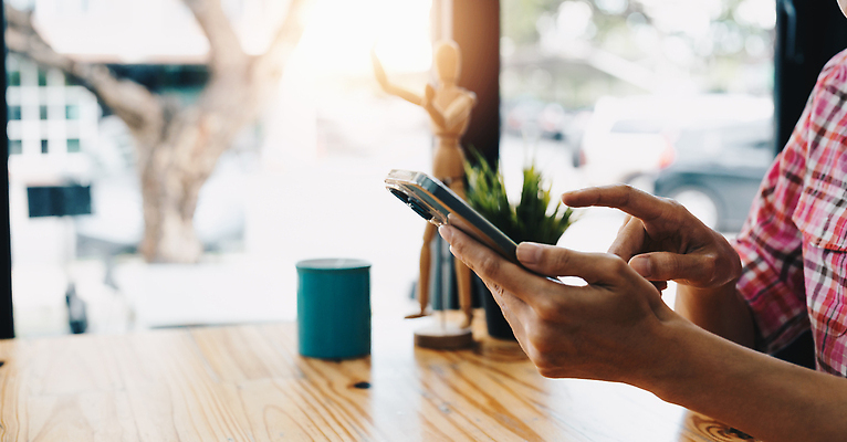 포토 JPG 해외이미지 라이프스타일 손 응시 여자 남자 행복 백그라운드 인터넷 비즈니스 텍스트 통신 모바일 주택 한명 미소 사람 성인 스마트폰 핸드폰 디지털 스크린 터치 타이핑 잡기 업무 비즈니스맨 네트워크 메시지 연결 사이버 스마트 온라인 소셜 해외202309 해외포토 1 시선 감정 컨셉 모션 표정 건물 생활 신체부위 전자제품 스마트기기 작업 직장인 파일형식