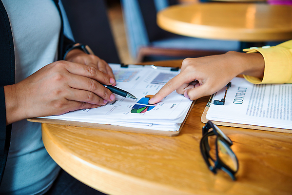포토 JPG 해외이미지 직업 생각 인터넷 비즈니스 통신 통계 탁자 회의 협력 아이디어 대화 사람없음 컴퓨터 글로벌 사무실 디지털 공책 작업 네트워크 그룹 계획 토론 디자이너 분석 오브젝트 회계 거짓 다락방 마케팅 세미나 프로젝트 목업 브레인스토밍 해외202309 해외포토 가구 컨셉 문구용품 말하기 경제 전자제품 파일형식