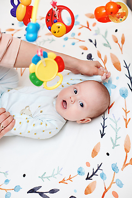 포토 JPG 해외이미지 손 응시 한명 상반신 앞모습 신체부위 눕기 귀여움 신생아 유아복 모빌 아기침대 여자아기한명만 해외202309 해외포토 1 시선 옷 뷰포인트 컨셉 모션 사람 아기용품 침대 아기 여자한명만 여자아기만 파일형식