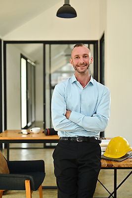 포토 JPG 해외이미지 응시 남자 의자 한명 상반신 성인 노트북 팔짱 기댐 공간 안전모 책상 성인남자한명만 인테리어디자이너 해외202309 해외포토 직업 1 시선 가구 모션 사람 전자제품 헬멧 안전장비 남자한명만 성인남자만 파일형식