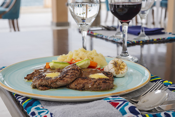 포토 JPG 해외이미지 접시 음식 채소 와인잔 탁자 건강 마늘 육류 스테이크 요리 사람없음 빨간색 식당 식사 저녁식사 당근 소고기 흰색 뜨거움 고급 맛 그릴 레드와인 받침대 단백질 주키니호박 맛있는 해외202309 해외포토 식기 컬러 가구 컨셉 술잔 식재료 주방용품 뿌리채소 서양음식 상점 와인 영양소 파일형식