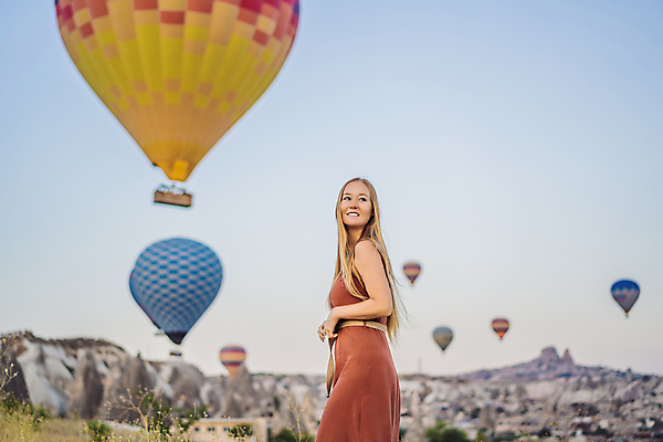 포토 JPG 해외이미지 여자 여행 하늘 한명 풍경 성인 야외 옆모습 아웃포커스 일몰 열기구 성인여자한명만 튀르키예 해외202309 해외포토 1 아시아 뷰포인트 항공교통 촬영기법 사람 노을 여자한명만 성인여자만 파일형식