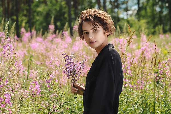 포토 JPG 해외이미지 모델 계절 여자 꽃 얼굴 분홍색 꽃다발 꽃무늬 밭 갈색머리 건강 한명 미소 사람 잔디 야외 여름 컬러풀 뷰티 맑음 보라색 화목 봄 들꽃 벚꽃 잡기 개화 분위기 해외202309 해외포토 식물 1 헤어스타일 컬러 컨셉 무늬 농업 모션 날씨 표정 신체부위 파일형식