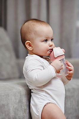 포토 JPG 해외이미지 빨대 한명 서기 들기 상반신 옆모습 물 소파 귀여움 기댐 회색 마시기 신생아 커튼 물병 여자아기한명만 해외202309 해외포토 자연요소 1 뷰포인트 컬러 컨셉 의자 모션 사람 아기 물통 여자한명만 여자아기만 파일형식