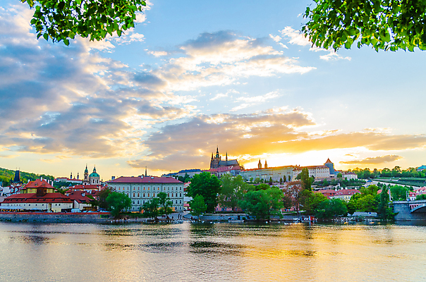 포토 JPG 해외이미지 나무 유럽 여행 건축양식 하늘 풍경 사람없음 야외 건물 초록색 물 강 도시풍경 성당 일몰 도시 센터 역사 성자 저녁 체코 프라하 타운 고딕 공화국 랜드마크 보헤미아 수도권 옛날 해외202309 해외포토 자연요소 식물 건축물 건축 나라 종교 컬러 종교건축 노을 야간 지역 파일형식