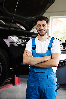 포토 JPG 해외이미지 백인 직업 남자 행복 산업 유니폼 비즈니스 교통시설 자동차 노동자 수염 한명 서기 사람 성인 파란색 상점 장비 기구 공구 스패너 업무 작업실 기술자 엔지니어 수리 역 서비스 고정 정비공 유지 자동 정비소 차고 캡모자 해외202309 해외포토 서양인 모자_잡화 1 옷 감정 육상교통 컬러 교통 모션 도구 작업 시설 파일형식