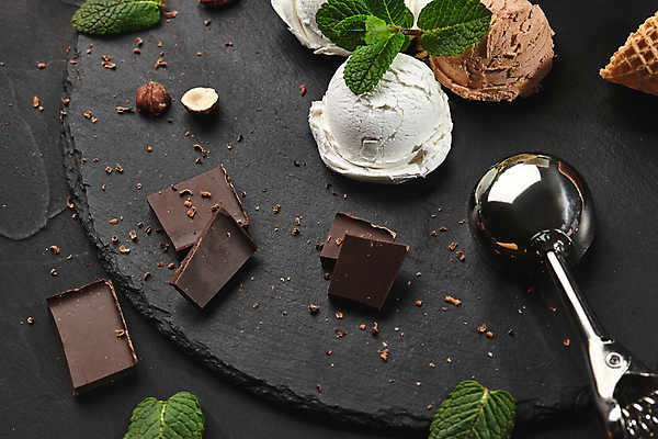 포토 JPG 해외이미지 검은배경 아이스크림 사람없음 초콜릿 달콤 허브 아이스크림콘 와플 스쿱 헤이즐넛 해외202309 해외포토 식물 백그라운드 디저트 검은색 견과류 맛 콘 파일형식