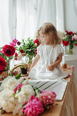 포토 JPG 해외이미지 전신 원피스 여자 꽃 행복 어린이 한명 옆모습 금발 꽃병 컵케이크 창가 싱크대 모란 소녀한명만 해외202309 해외포토 식물 1 헤어스타일 옷 감정 뷰포인트 창문 사람 케이크 개수대 여자한명만 소녀만 파일형식