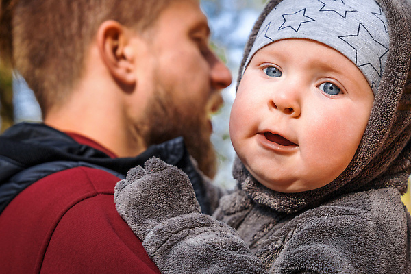 포토 JPG 해외이미지 백인 남자 행복 아들 여행 겨울 안기 산 함께함 사랑 상반신 성인 야외 두명 옆모습 하이킹 육아 아기 아빠 남자만 아기띠 해외202309 해외포토 서양인 계절 감정 뷰포인트 컨셉 가족 모션 레저 사람 아기용품 파일형식