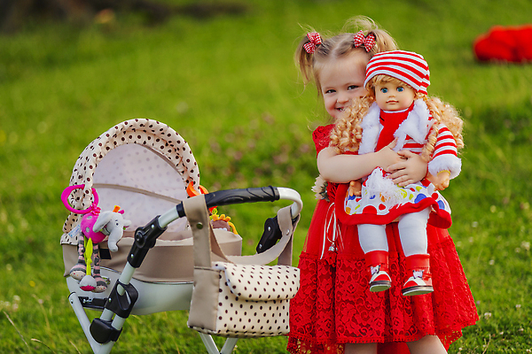 포토 JPG 해외이미지 서양인 여자 어린이 안기 자연 한명 잔디 상반신 앞모습 유모차 인형놀이 소녀한명만 해외202309 해외포토 외국인 식물 1 인형 뷰포인트 모션 놀이 사람 아기용품 생태계 여자한명만 소녀만 파일형식
