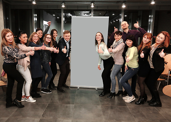 포토 JPG 해외이미지 직업 학생 배너 응시 여자 남자 행복 포스터 비즈니스 손가락 성공 회의 간판 광고판 선물 사람 여러명 성인 가로 사무실 우주 공백 엄지손가락 잡기 비즈니스맨 신용카드 발표 그룹 상품 사인 흥분 쇼 판지 세미나 비어있는 해외202309 해외포토 손 시선 감정 다수 컨셉 모션 알림판 금융 직장인 판 파일형식