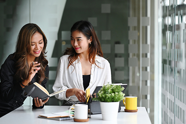 포토 JPG 해외이미지 여자 화초 앉기 상반신 성인 두명 앞모습 컵 태블릿 사무실 공책 비즈니스우먼 스마트 책상 성인여자만 해외202309 해외포토 식물 식기 뷰포인트 가구 컨셉 비즈니스 모션 문구용품 사람 전자제품 스마트기기 직장인 여자만 성인만 파일형식