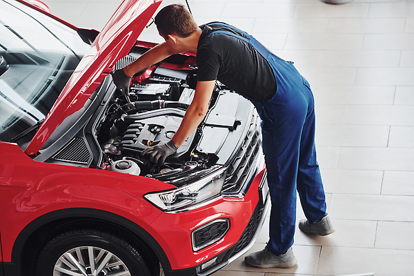 포토 JPG 해외이미지 전신 남자 자동차 한명 성인 옆모습 기계 작업 오픈 기술자 수리 고장 열정 정비공 보닛 교체 자동차정비 정비소 성인남자한명만 해외202309 해외포토 직업 1 감정 육상교통 뷰포인트 사람 남자한명만 성인남자만 파일형식