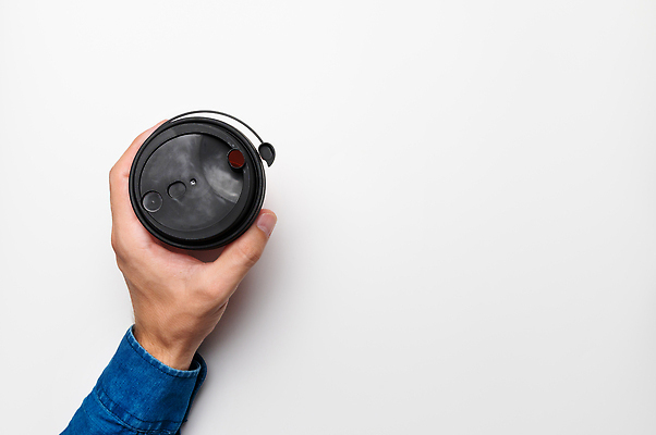 포토 JPG 해외이미지 손 종이 커피 음료 백그라운드 탁자 아침 따뜻함 사람 사람없음 컵 우주 검은색 카페 머그컵 덮개 신선 잡기 뜨거움 아침식사 정상 일회용 컨테이너 플라스틱 오브젝트 테이크아웃 카푸치노 에스프레소 바둑 내추럴 거짓 단절 라떼 카페인 해외202309 해외포토 주간 식기 산업 컬러 가구 모션 재질 놀이 신체부위 상점 식사 뚜껑 파일형식