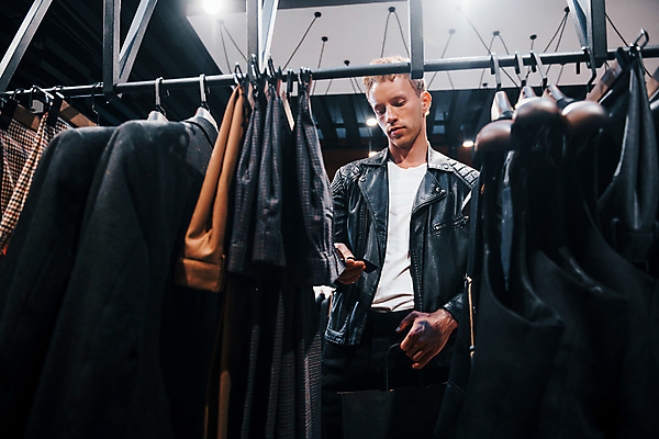 포토 JPG 해외이미지 남자 실내 한명 들기 정장 상반신 성인 앞모습 쇼핑 전시 고급 남성복 옷가게 부티크 옷고르기 성인남자한명만 해외202309 해외포토 1 옷 뷰포인트 컨셉 모션 사람 내부 상점 남자한명만 성인남자만 파일형식