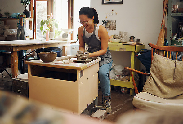 포토 JPG 해외이미지 전신 여자 행복 안경 의자 창문 한명 앉기 성인 옆모습 앞치마 도자기 작업실 책상 만들기 점토 도예가 물레 성인여자한명만 해외202309 해외포토 직업 1 잡화 감정 뷰포인트 가구 모션 사람 여자한명만 성인여자만 파일형식