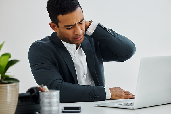 포토 JPG 해외이미지 남자 흑인 스트레스 한명 상반신 성인 앞모습 노트북 사무실 업무 비즈니스맨 목통증 성인남자한명만 해외202309 해외포토 서양인 1 뷰포인트 비즈니스 사람 전자제품 고통 작업 직장인 남자한명만 성인남자만 파일형식