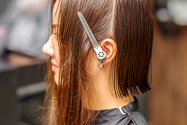 포토 JPG 해외이미지 모델 직업 라이프스타일 헤어스타일 여자 부분 갈색머리 실내 건강 한명 사람 앉기 성인 옆모습 치료 가로 뷰티 머리 유행 상점 화려 수술 미용사 이발 자르기 고객 준비 클립 머리장식 분열 돌봄 스타일링 직진 스타일 해외202309 해외포토 1 뷰포인트 컨셉 의학 모션 내부 생활 신체부위 장식 파일형식