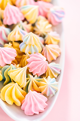 포토 JPG 해외이미지 접시 사람없음 달콤 가득함 홈베이킹 파스텔톤 해외202309 머랭쿠키 해외포토 식기 컬러 쿠키 맛 제빵 머랭 파일형식