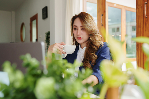 포토 JPG 해외이미지 직업 인터넷 회사 사업가 성공 회의 협력 설계 직장 함께함 실내 대화 한명 사람 앉기 금융 노트북 사무실 알약 업무 작업 비즈니스맨 비즈니스우먼 자신감 그룹 계획 연결 토론 종업원 사이버 책상 동료 경영자 문서 온라인 경영 마케팅 프로젝트 브레인스토밍 해외202309 해외포토 1 여자 남자 감정 가구 컨셉 비즈니스 관계 모션 말하기 내부 경제 전자제품 약 직장인 리더 파일형식