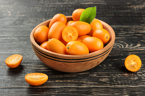 포토 JPG 해외이미지 음식 백그라운드 잎 다이어트 오렌지 과일 탁자 귤 건강 사람없음 목재 어둠 신선 사발 달콤 자르기 유기농 내추럴 숙성 채식주의자 비건 맛있는 해외202309 해외포토 나무 식물 웰빙 가구 재료 모션 사기그릇 맛 채식 파일형식