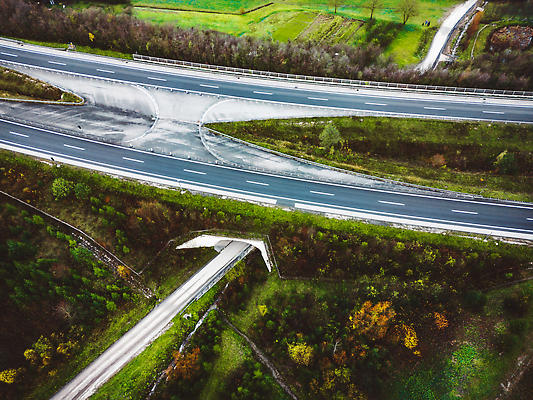 포토 JPG 해외이미지 구름 도로 길 여행 교통시설 모션 자동차 자연 하늘 날씨 거리 풍경 사람없음 야외 여름 파란색 맑음 침묵 운전 젖음 자유 금지 시골 도시 고속도로 아스팔트 방향 속도 길가 루트 방법 수평선 비어있는 해외202309 해외포토 자연요소 계절 육상교통 컬러 교통 컨셉 소리 시설 생태계 파일형식