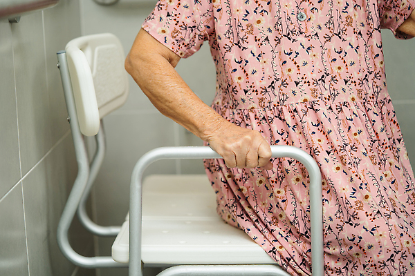 포토 JPG 해외이미지 할머니 벽 의자 난간 호텔 주택 통 건강 병원 손잡이 안전 사람없음 힘 목욕 놀이방 장비 욕실 환자 간호사 잡기 도움 바 은퇴 휠체어 화장실 기저귀 병실 여관 장애 돌봄 변기통 샤워실 옛날 철책 헬프 접근 해외202309 해외포토 여자 노년 가구 컨셉 의학 모션 숙소 건물 청결 아기용품 의료진 샤워시설 파일형식