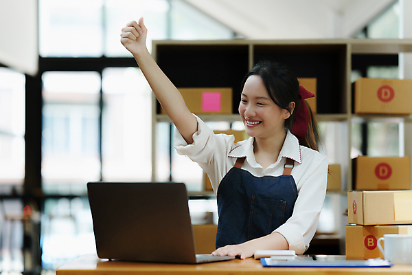 포토 JPG 해외이미지 여자 사업가 한명 웃음 상반신 성인 앞모습 노트북 손들기 작업 비즈니스우먼 사장 택배상자 성인여자한명만 해외202309 해외포토 직업 1 뷰포인트 비즈니스 모션 표정 사람 전자제품 상자 직장인 택배 여자한명만 성인여자만 파일형식