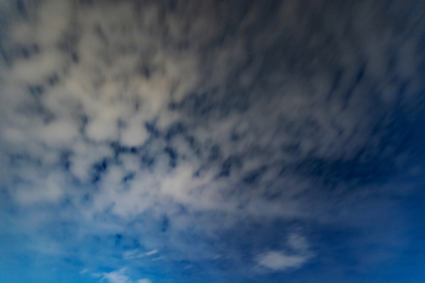 포토 JPG 해외이미지 구름 유럽 컬러 백그라운드 모션 자연 하늘 날씨 풍경 사람없음 여름 파란색 빛 뷰티 환경 어둠 흰색 장노출 폴란드 8월 브로츠와프 해외202309 해외포토 자연요소 계절 나라 촬영기법 날짜 생태계 파일형식