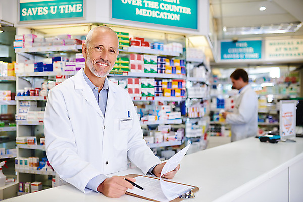 포토 JPG 해외이미지 노년 남자 실내 들기 상반신 성인 두명 앞모습 의료진 약국 프런트 서류판 약사 남자만 해외202309 해외포토 직업 뷰포인트 의학 모션 사람 내부 사무용품 파일형식