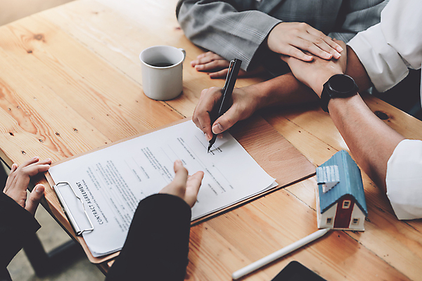 포토 JPG 해외이미지 손 비즈니스 부동산 주택 신체부위 펜 모형 거래 머그컵 잡기 중개인 계약 문서 계약서 해외202309 해외포토 직업 모션 사람 건물 컵 필기구 재산 파일형식