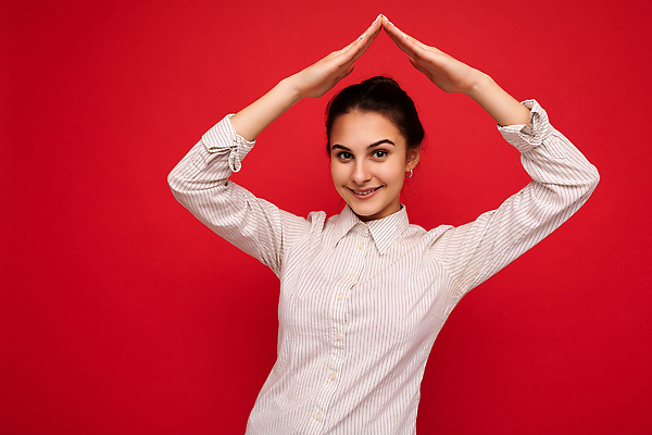 포토 JPG 해외이미지 여자 행복 감정 백그라운드 셔츠 가족 지붕 주택 갈색머리 관리 한명 사람 성인 빨간색 뷰티 갈색 공백 흰색 긍정 고립 번 진실 카피스페이스 해외202309 해외포토 1 헤어스타일 빵 컬러 컨셉 상의 관계 건물 파일형식