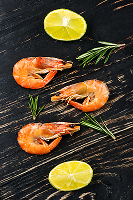 포토 JPG 해외이미지 음식 바다 백그라운드 오렌지 재료 탁자 조개 새우 건강 갑각류 요리 사람없음 목재 빨간색 초록색 식사 어둠 호랑이 레몬 허브 해산물 향신료 오브젝트 준비 유기농 꼬리 라임 로즈메리 삶기 맛있는 해외202309 해외포토 나무 식물 동물 웰빙 컬러 가구 과일 포유류 어패류 향미료 파일형식