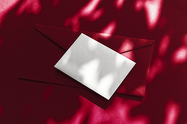 포토 JPG 해외이미지 종이 편지봉투 그림자 사람없음 빨간색 햇빛 그늘 감성 카피스페이스 해외202309 해외포토 컬러 컨셉 봉투 태양 공백 편지 파일형식