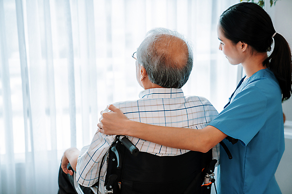 포토 JPG 해외이미지 여자 할아버지 노년 남자 행복 화초 병원 동양인 상반신 두명 뒷모습 건강관리 환자 간호사 커튼 장애인 휠체어 어깨에손 해외202309 해외포토 식물 감정 뷰포인트 의학 모션 건강 관리 사람 인종 성인 의료진 장애 파일형식