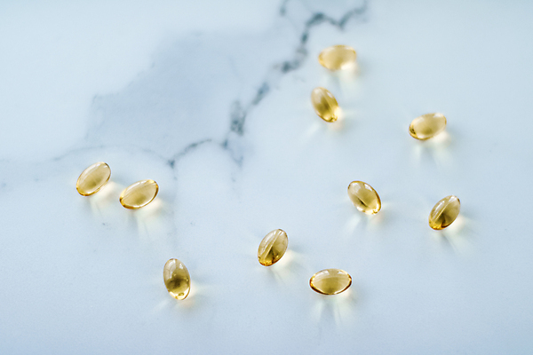 포토 JPG 해외이미지 사람없음 파란색 알약 노란색 건강관리 낟알 영양제 오메가 항생제 해외202309 해외포토 컬러 건강 관리 약 파일형식