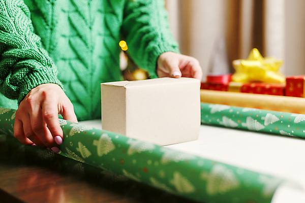 포토 JPG 해외이미지 나무 손 디자인 여자 행복 리본 종이 결혼 백그라운드 크리스마스 겨울 탁자 휴가 새로움 주택 기념 창조 선물 사람 이벤트 사람없음 장식 빨간색 상자 뷰티 파티 놀람 덮개 축하 인사 연도 활 준비 팩 패키지 짐싸기 포장소품 핸드메이드 해외202309 해외포토 식물 계절 기념일 감정 컬러 가구 컨셉 포장 표정 건물 신체부위 화장품 뚜껑 예절 오브젝트 포장재료 파일형식