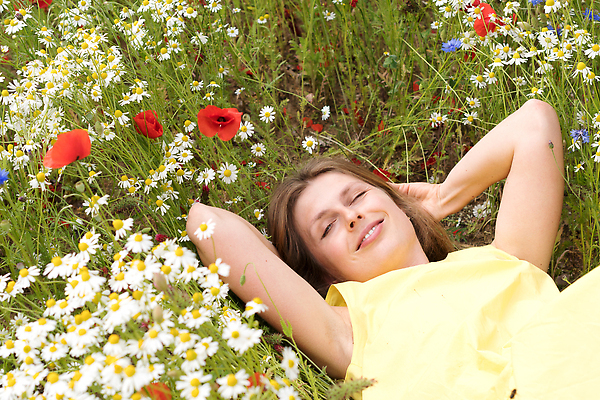 포토 JPG 해외이미지 모델 헤어스타일 여자 꽃 행복 밭 자연 한명 서기 사람 성인 야외 빨간색 초록색 파란색 치마 금발 뷰티 유행 맑음 귀걸이 화목 침묵 봄 기쁨 자유 흰색 양귀비 해외202309 해외포토 식물 1 계절 감정 컬러 컨셉 농업 장신구 모션 하의 날씨 소리 생태계 파일형식
