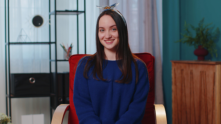 포토 JPG 해외이미지 주간 백인 모델 응시 여자 감정 얼굴 거실 청소년 성공 아파트 주택 실내 한명 미소 사람 10대 소파 유행 추위 표현 우승 최고 우아함 시원함 흥분 긍정 재택근무 마케팅 승인 필승 혼자 스타일 힙스터 카피스페이스 해외202309 해외포토 자연요소 서양인 1 시선 패션 컨셉 의자 비즈니스 표정 내부 건물 신체부위 공백 파일형식