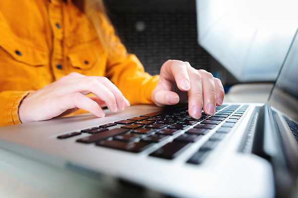 포토 JPG 해외이미지 직업 손 컨셉 인터넷 비즈니스 통신 손가락 탁자 버튼 주택 직장 사람 사람없음 노트북 빛 컴퓨터 사무실 스크린 공책 웹 정보 타이핑 키보드 업무 비즈니스우먼 작업실 전자 언론 온라인 블로거 프리랜서 해외202309 해외포토 여자 가구 회사 문구용품 건물 신체부위 전자제품 작업 직장인 파일형식